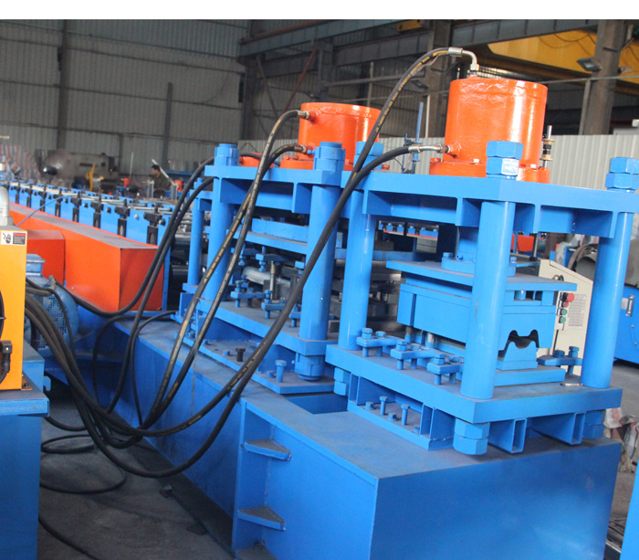 Mesin produksi guardrail pengaman batas jalan tol