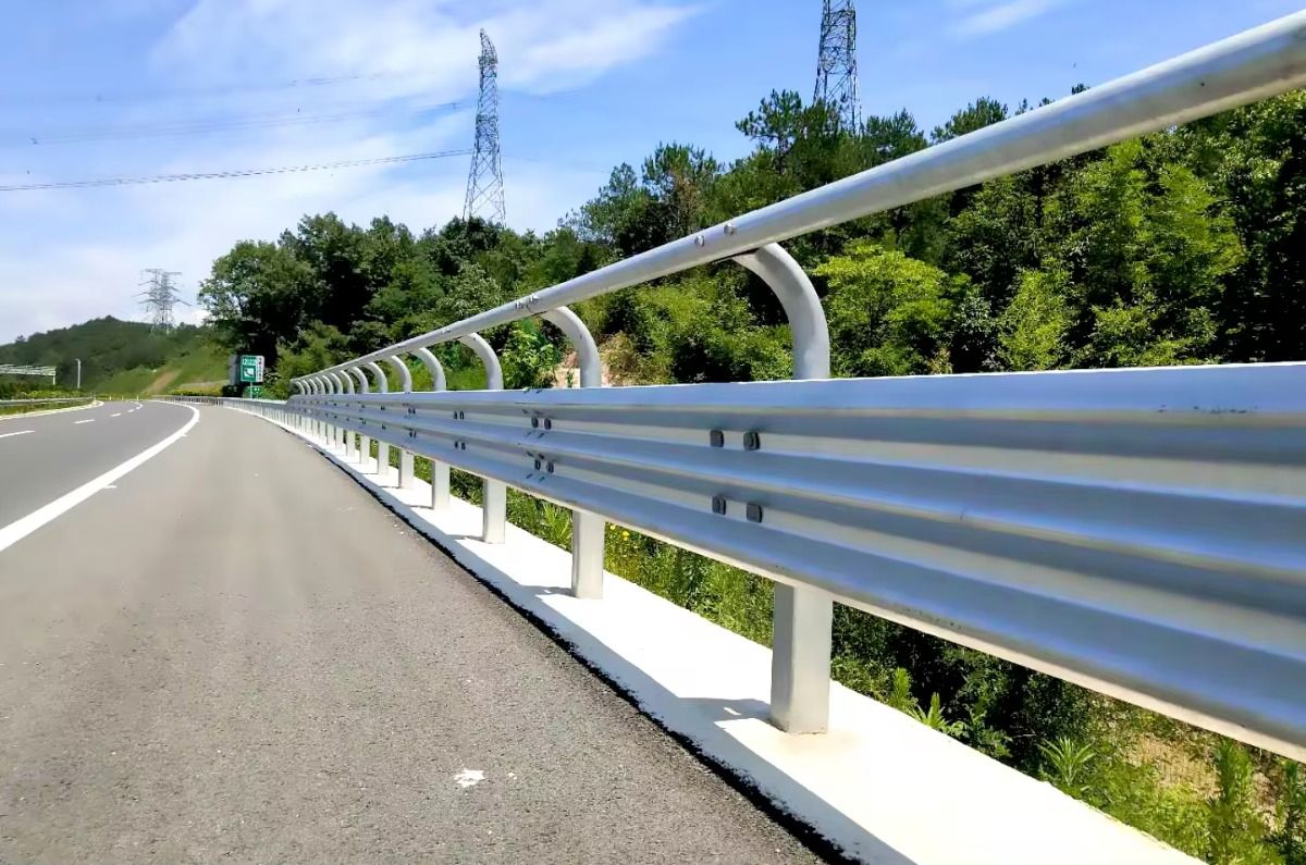 thrie guardrail pembatas pengaman jalan tol